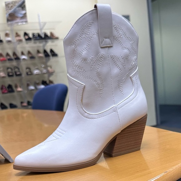 White high top stitched cowboy boots - Picture 9 of 9
